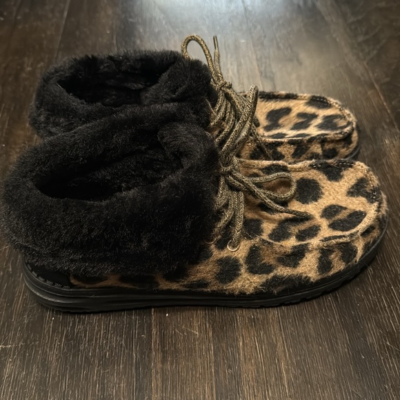 Hey Dude woman size 7 cheetah print with faux fur - Picture 2 of 8